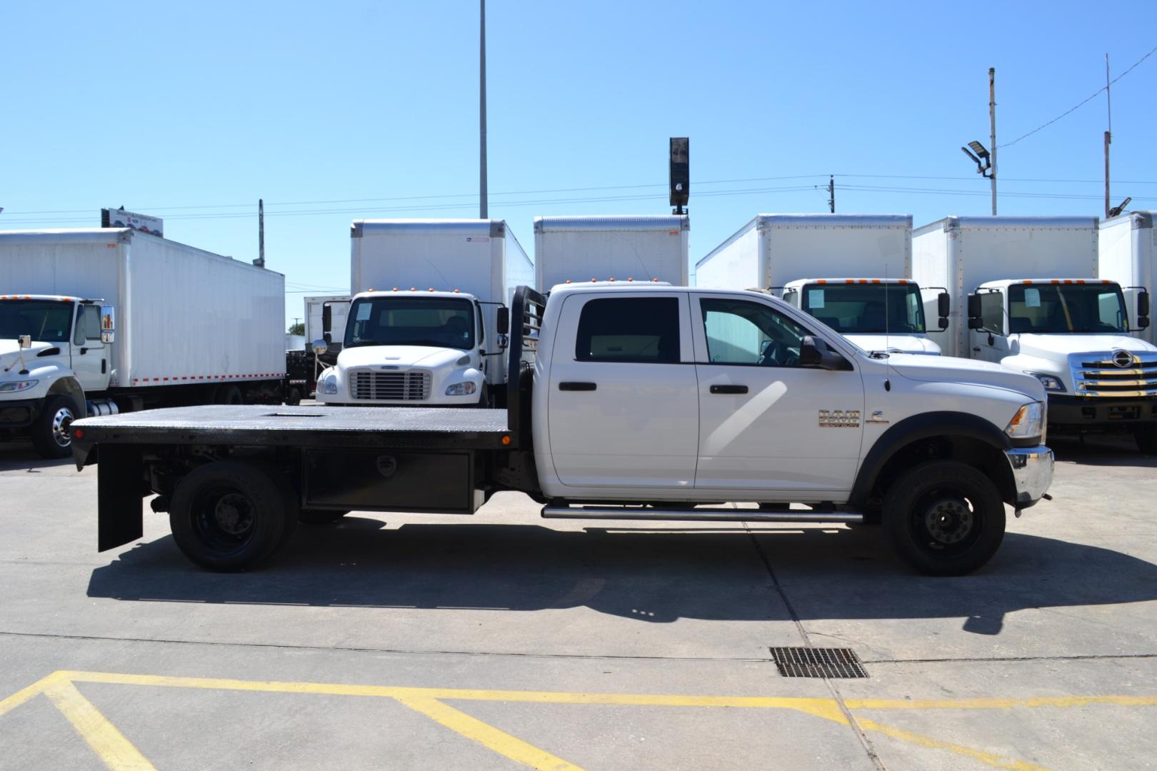 2016 WHITE /BLACK RAM 5500 with an CUMMINS 6.7L TURBO DIESEL engine, AISIN A465 6SPD AUTOMATIC transmission, located at 9172 North Fwy, Houston, TX, 77037, (713) 910-6868, 29.887470, -95.411903 - 19,500LB GVWR, 11.5FT FLATBED, 96" WIDE, GOOSENECK/BUMPER PULL HITCH, CREW CAB, POWER WINDOWS, LOCKS, & MIRRORS, COLD A/C - Photo#6